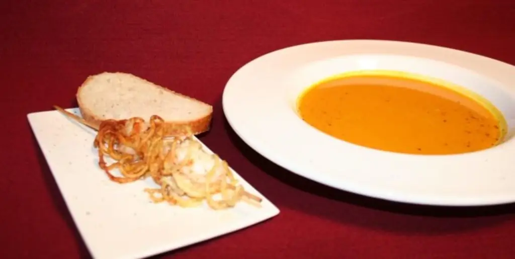 Тыквенный суп и креветки с чесночным соусом, завернутые в картофельные спагетти