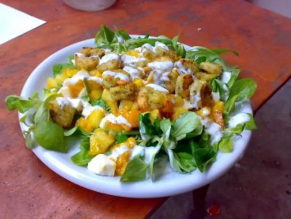 Листовой салат с жареными креветками, фруктовыми фруктами и йогуртовым соусом