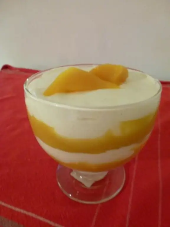 Слоеный десерт с манго