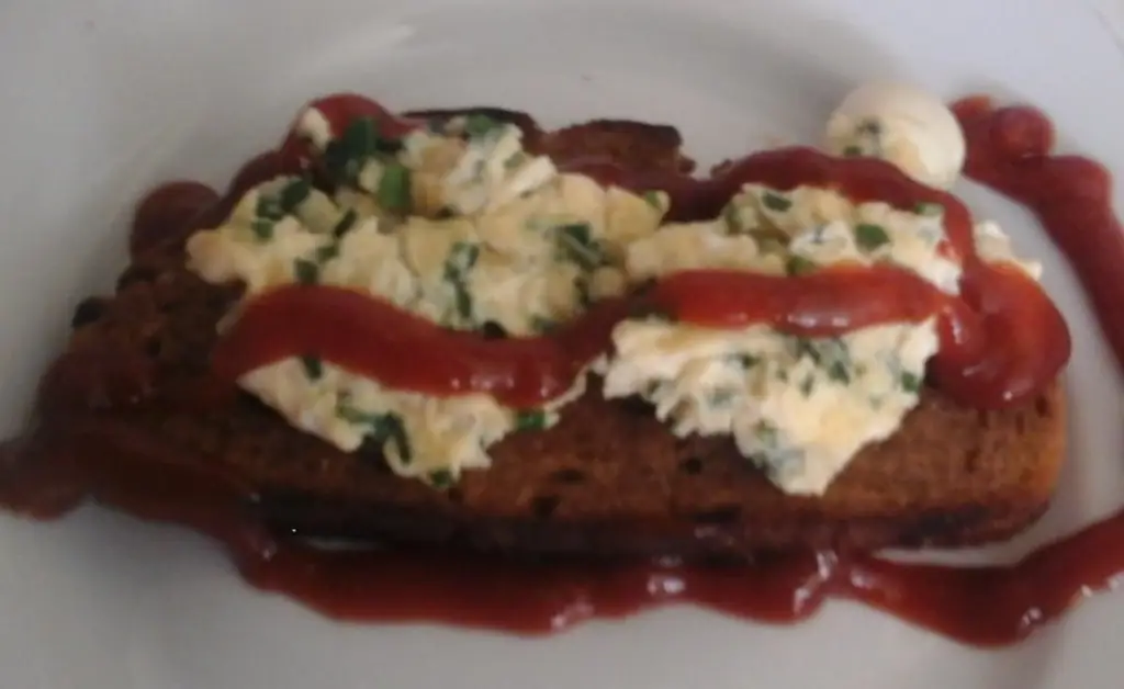 Топинки с омлетом из нарезанного лосося