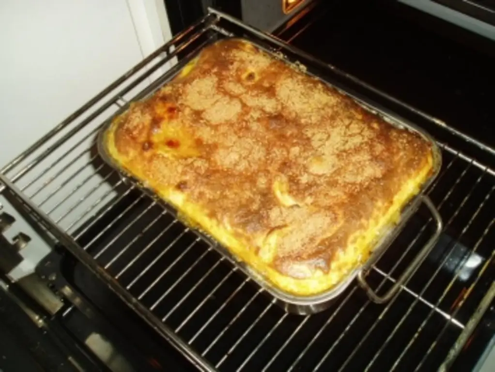 Мусака, смешанная с говяжьим фаршем и нарезанным баклажаном