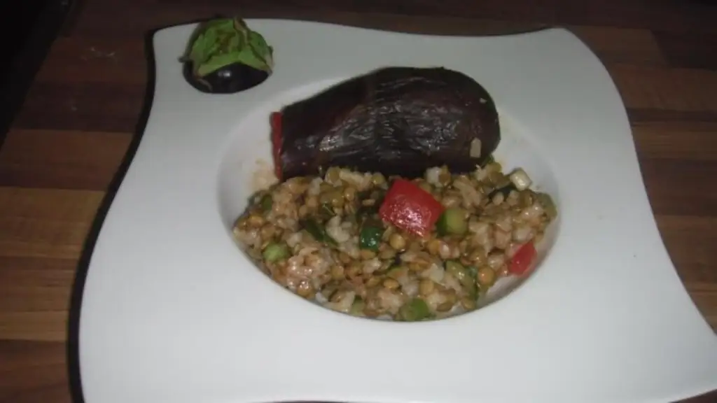 Турецкий рисовый салат с зеленой чечевицей и фаршированными баклажанами