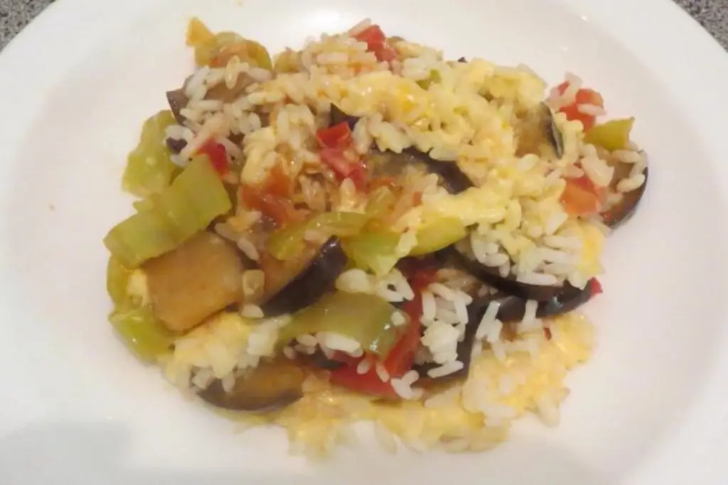 Запеканка: Рис на обжаренных овощах
