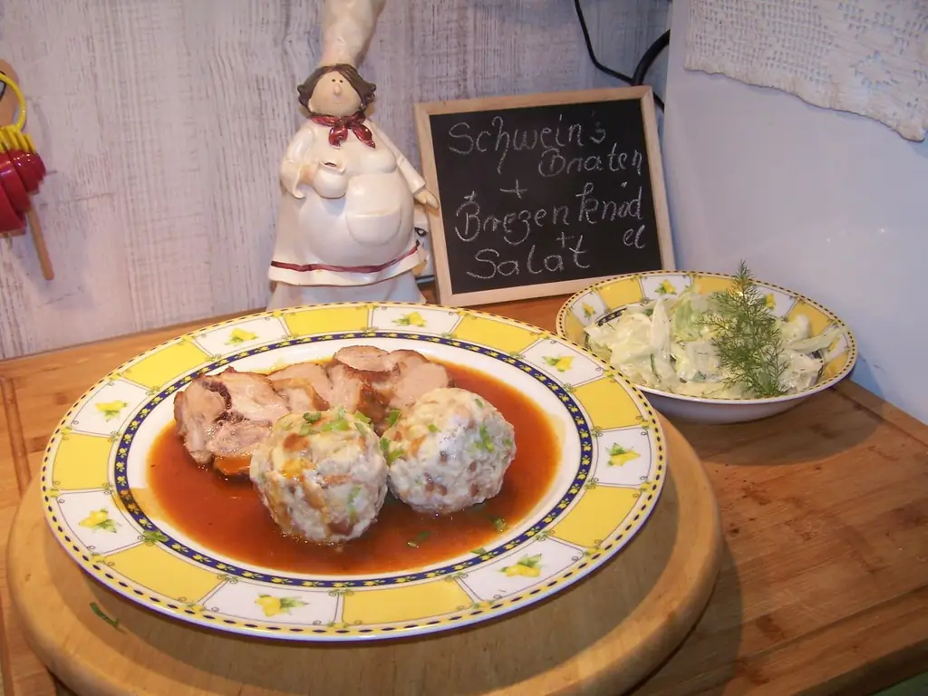 Жаркое из свинины в духовке, крендельки, хороший соус и салат