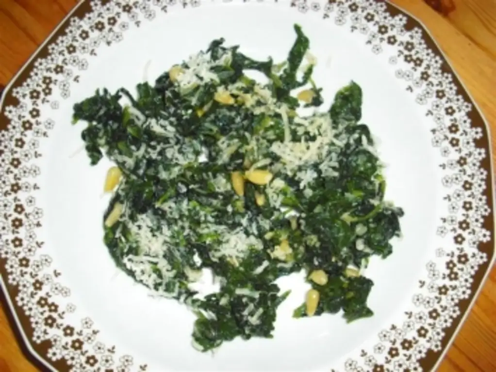 Листовой шпинат с пармезаном и кедровыми орешками