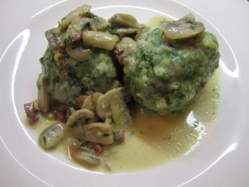 Пельмени со шпинатом по-пастушьиски