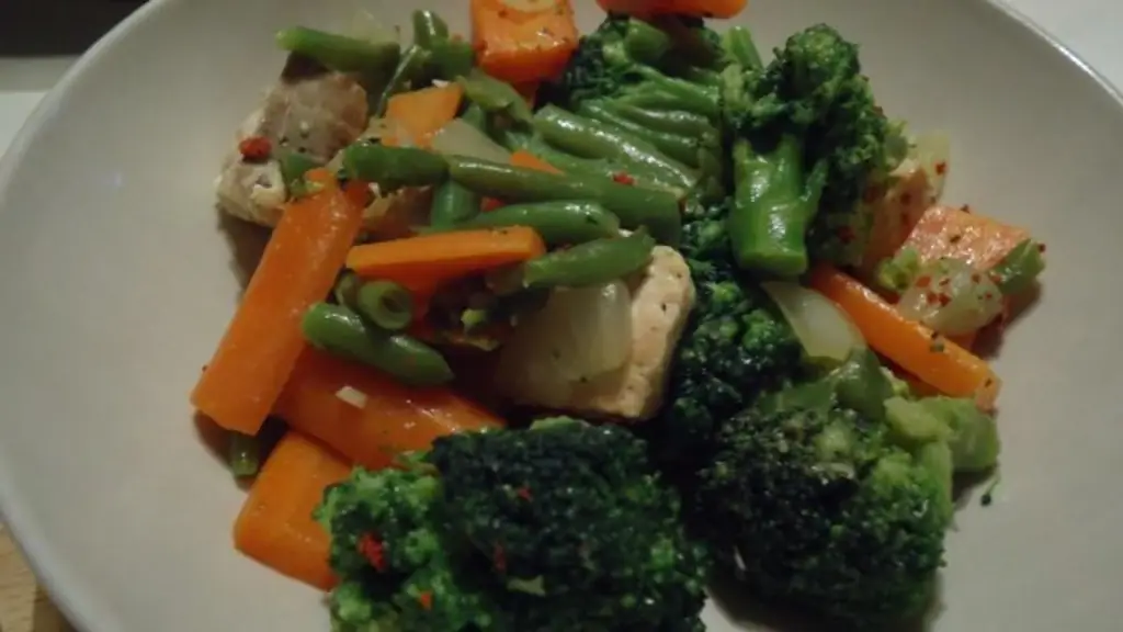 Дикий лосось с овощами