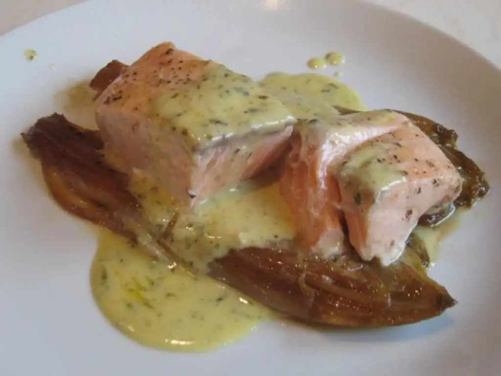 Лосось на пару с пряно-масляным соусом на медленно карамелизированных лимонах