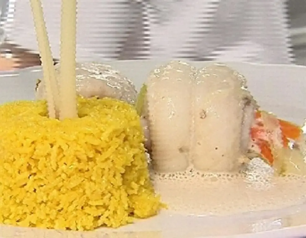 Соленые рулетики с пеной из лемонграсса на пряном рисе