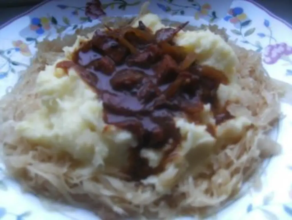 Гуляш с сосисками в картошке