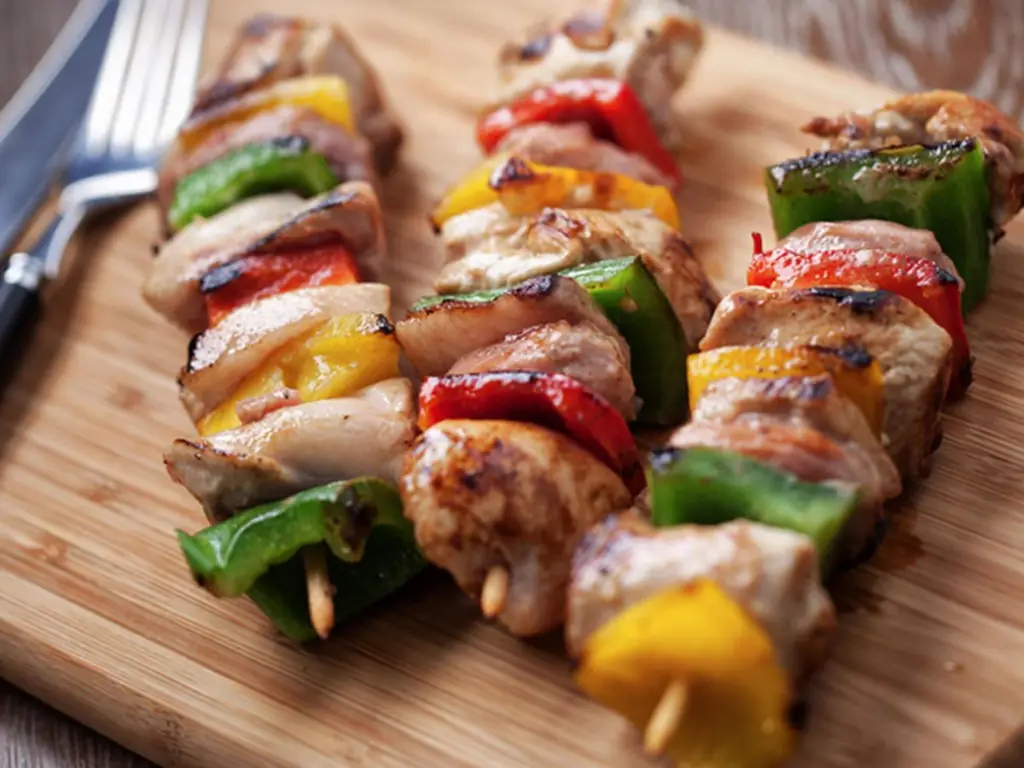 Мясной шашлык и соус для шашлыка