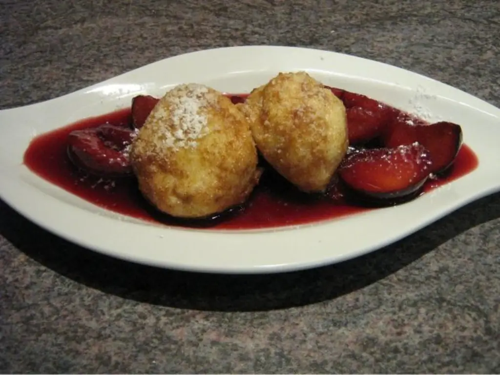 Творожные пельмени со сливами