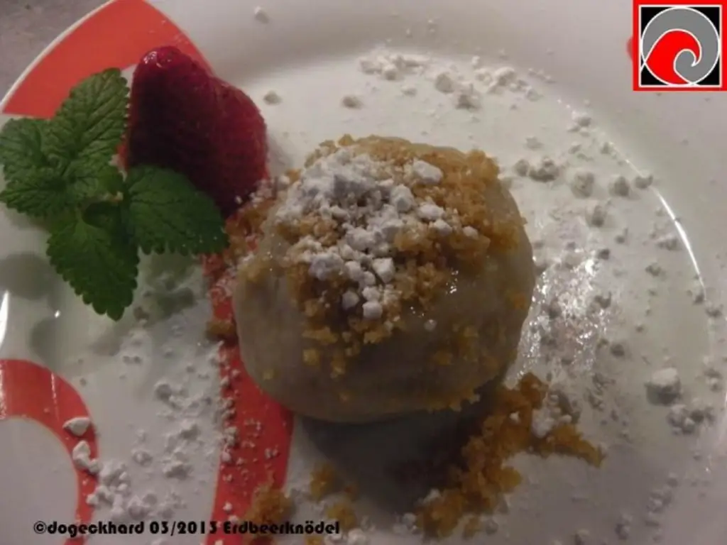 Сладкий клубничный вареник