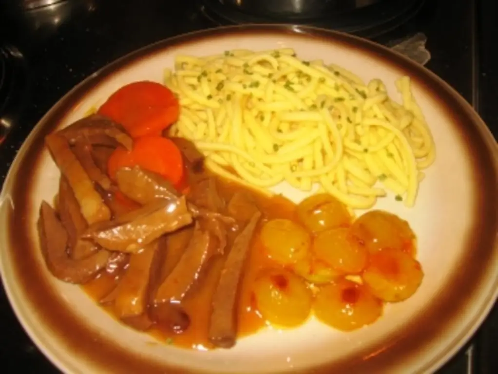 Мясо: Пряное телячье сердце с изюмом на карамелизированных сливах