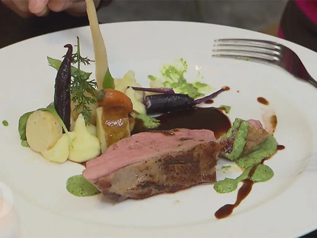 "W³": Луговой теленок с корнями и дикими травами