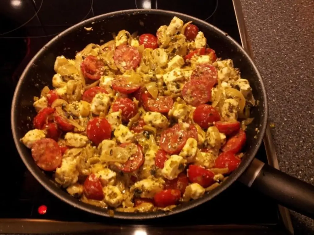 Средиземноморская сковорода с фетой