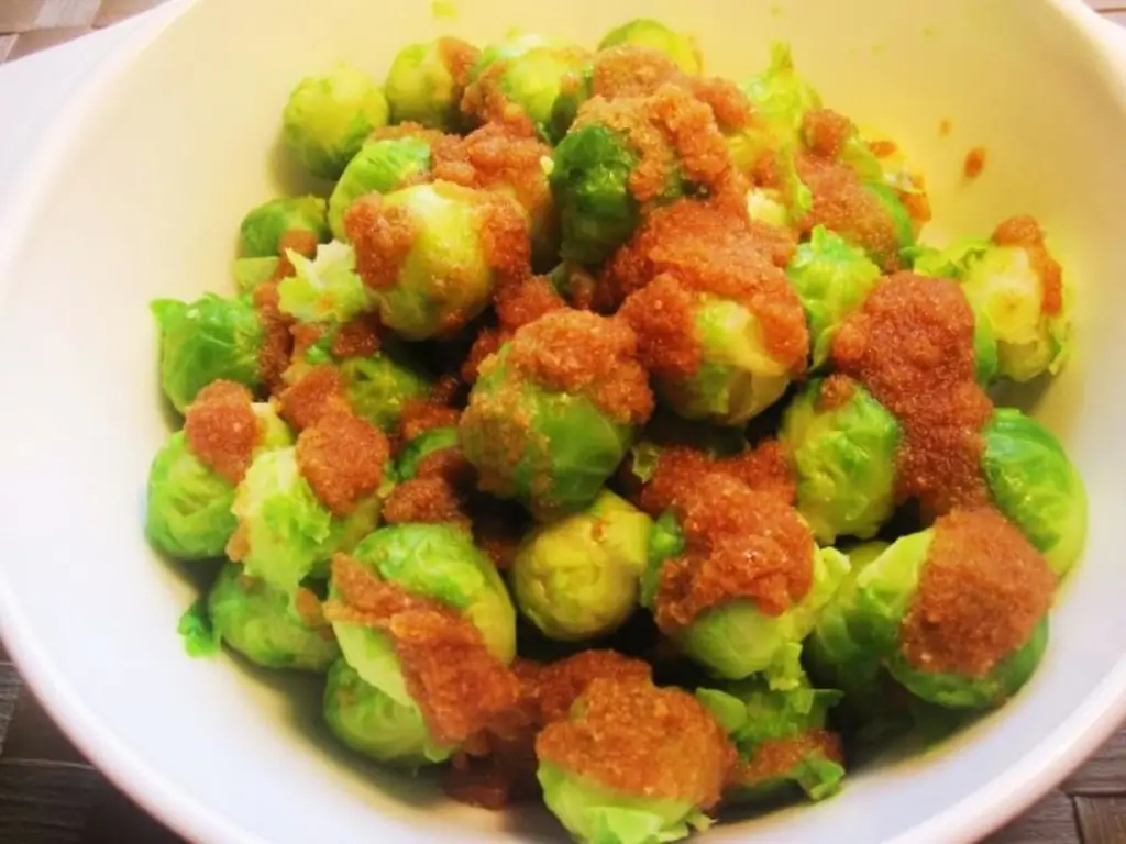 Розовая капуста в масленой крошке