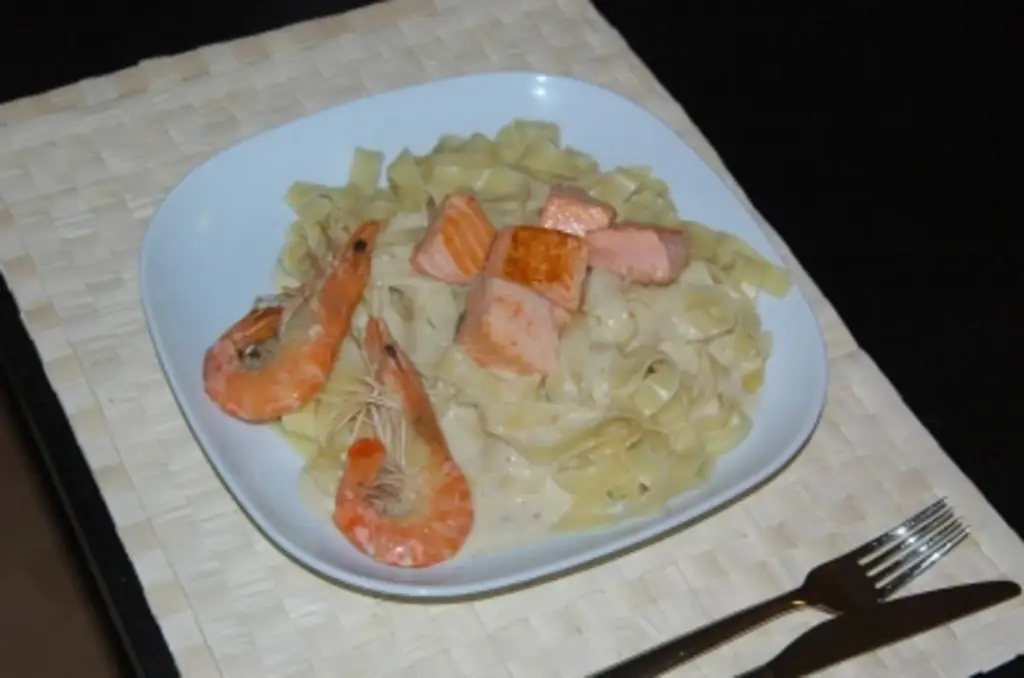 Паста с нарезанным кубиками лососем и креветками
