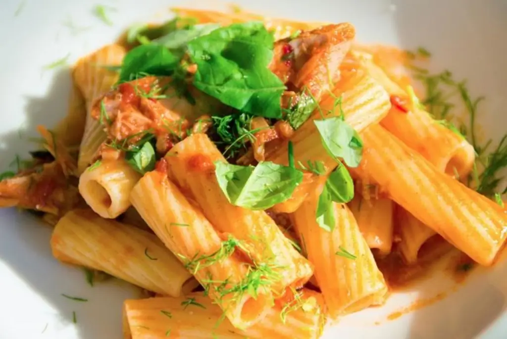 Паста с тунцом, чили и корицей