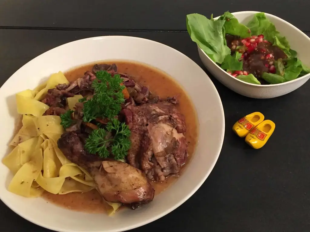 Coq au Vin с зеленым салатом