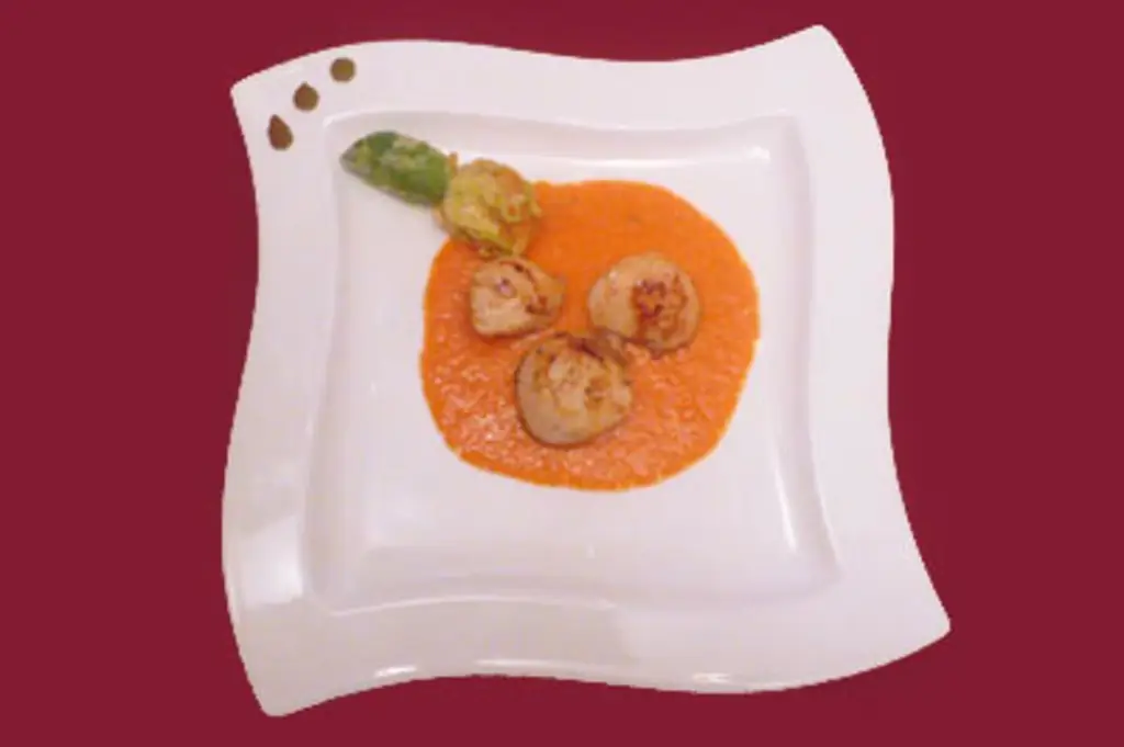 Гребешки с цветками цуккини на пене из лобстера с точечками васаби