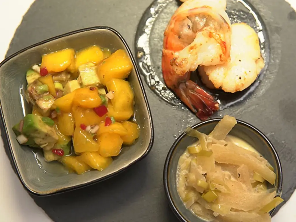 Копченые королевские креветки и гребешки с манго