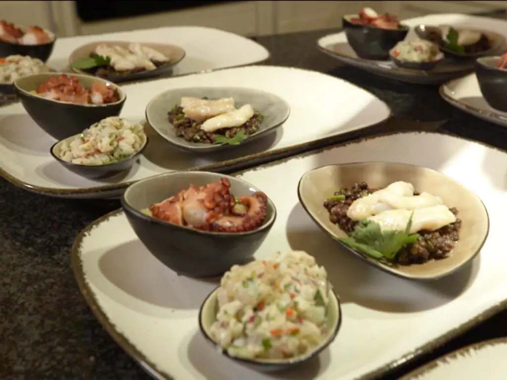 Щечки трески на чечевице белуги, мякоть на картофельном пюре и многое другое из моря