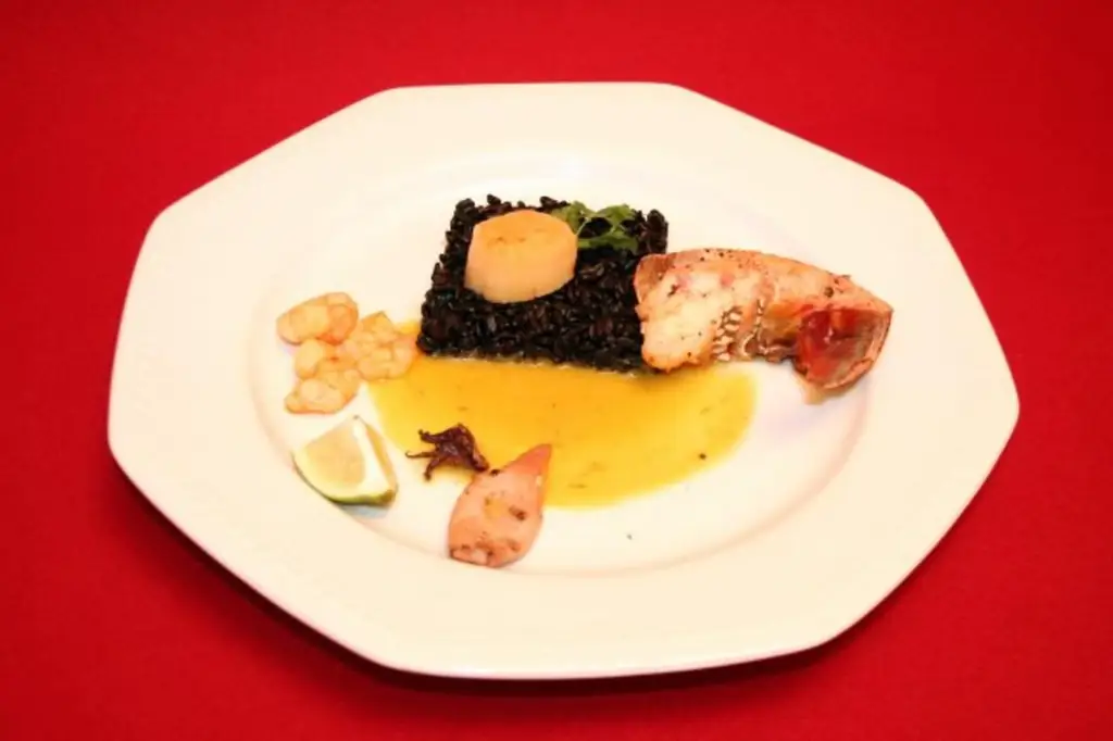 Черный рис с теплыми морепродуктами