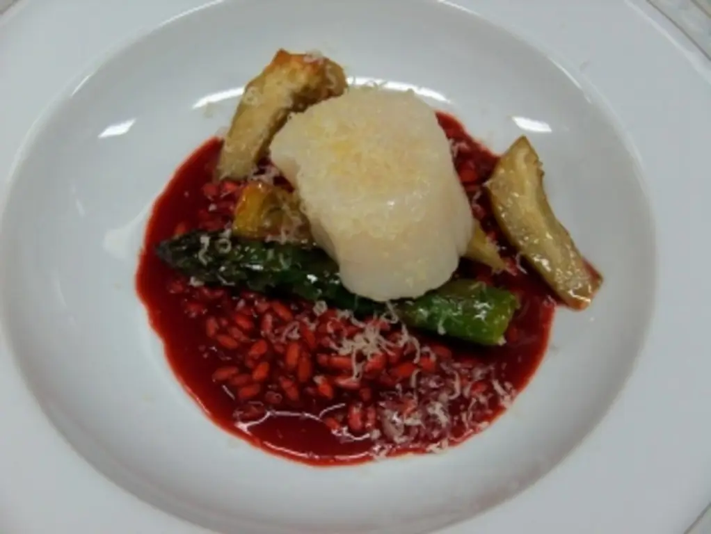 Гребешки в конопляном масле на ризотто из красного яйца с зеленой спаржей и сердцевиной артискока