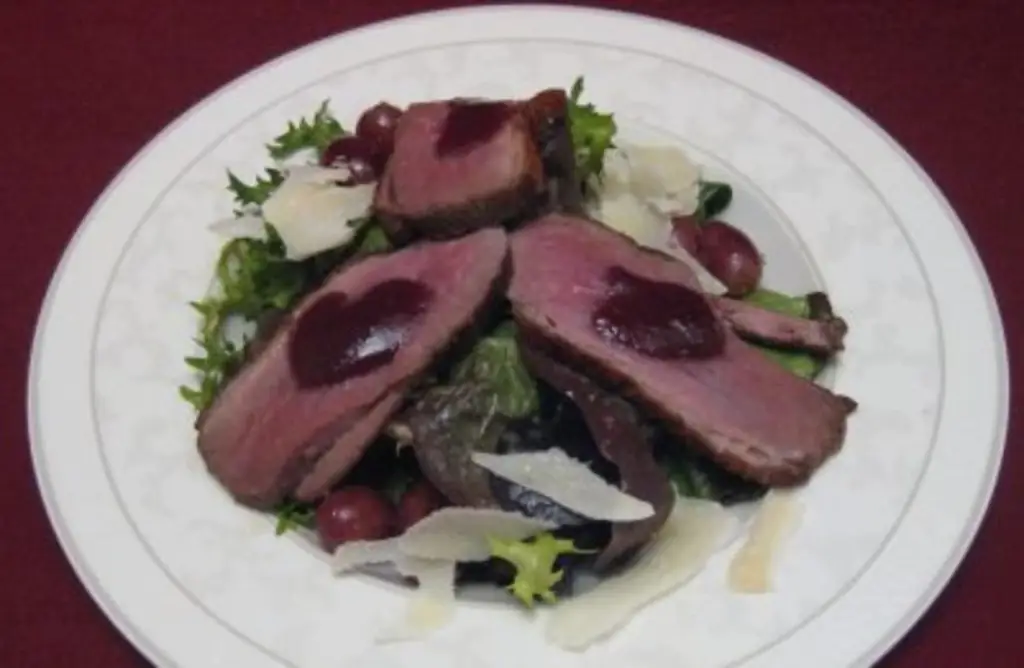 Теплая утиная грудка на осеннем салате с виноградом и пармезаном