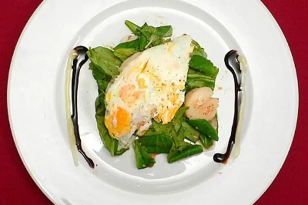 Strammer Max из гребешков с перепелиным яйцом на салате из баранины