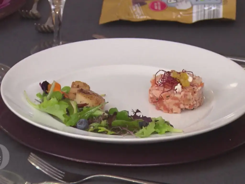 Радужный тартар от Джейкоба с салатом из диких трав