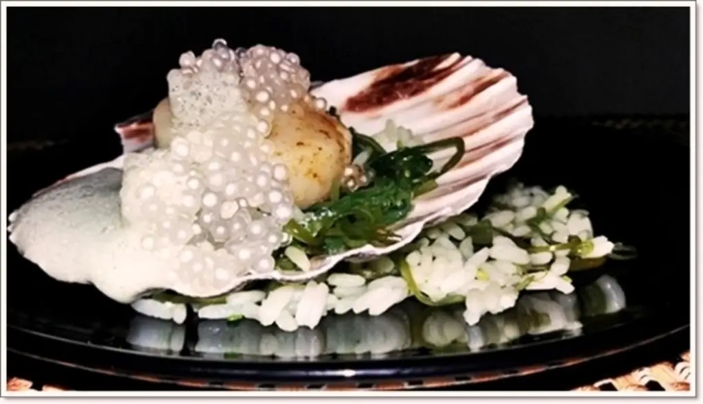 Жареные гребешки на рисе