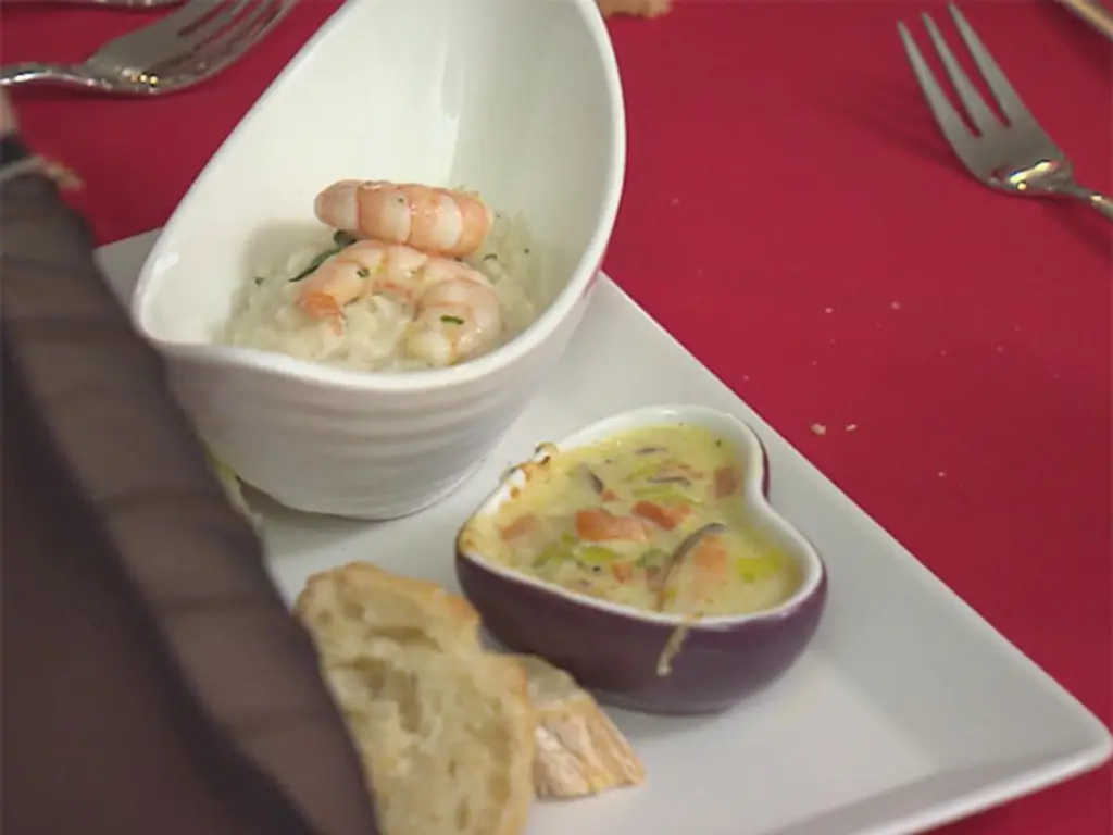 Муслин из цветной капусты с креветками, запеченными овощами и морепродуктами