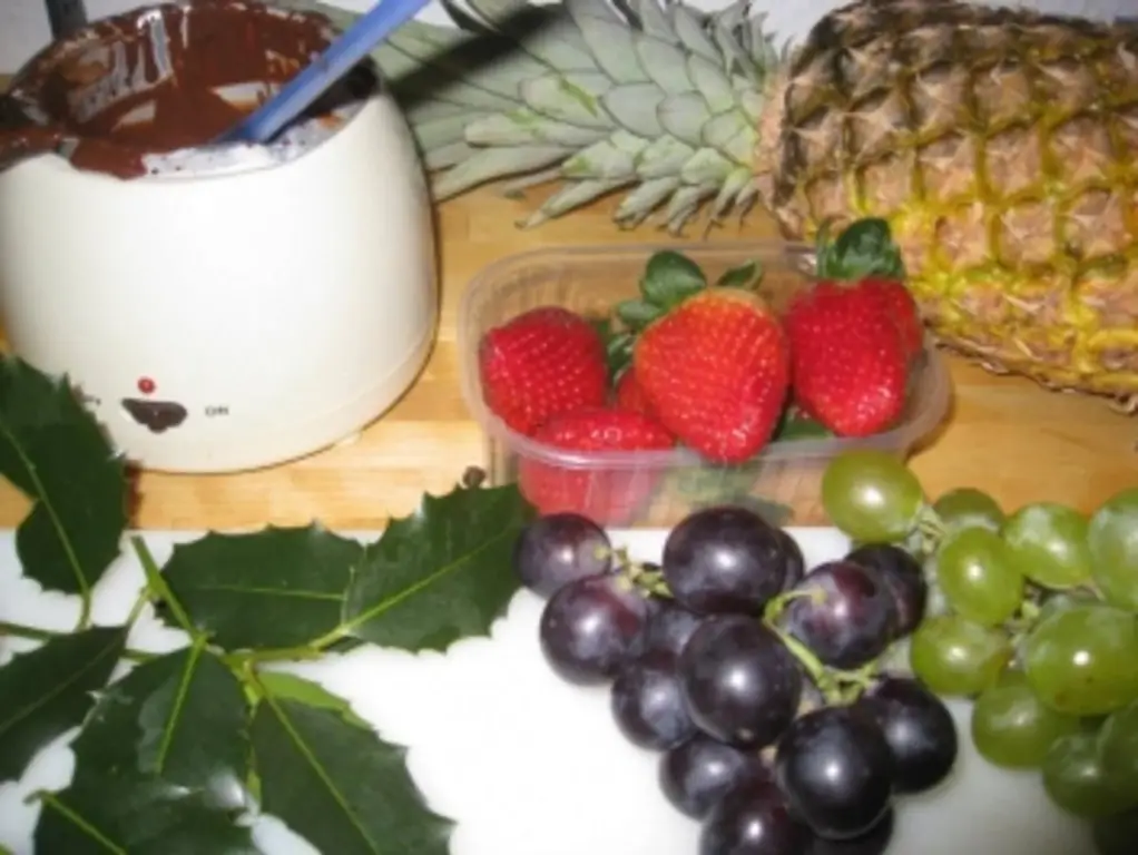 Фруктовые шашлычки в шоколаде