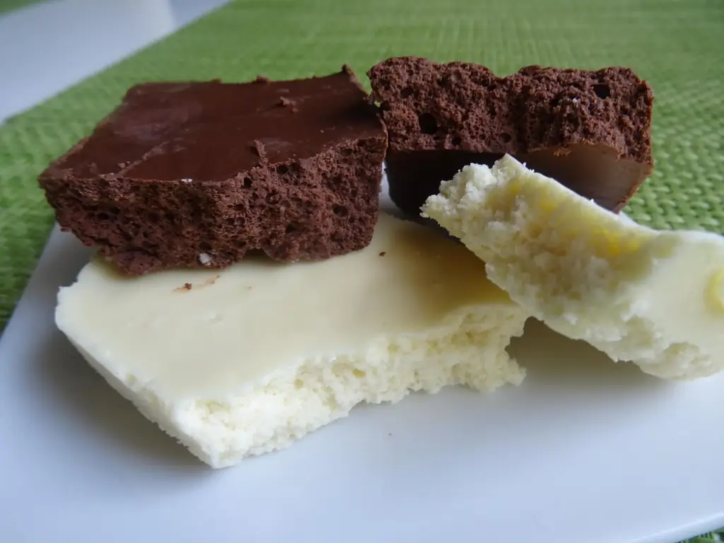 Воздушный шоколад в качестве «веселого» гарнира к десертам или просто для перекуса