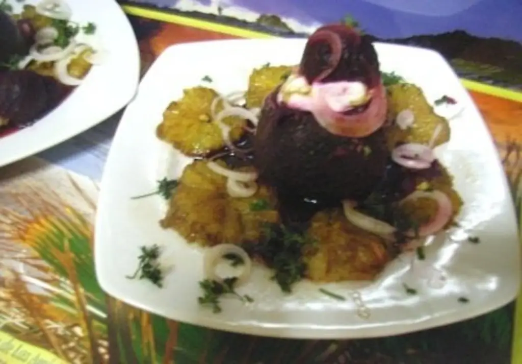 Закуска: Свекольная корзинка с йогуртом и апельсинами