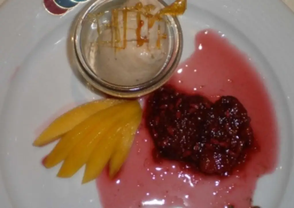 Мороженое из бобов тонка с инжиром и гранатом во фруктовом соусе