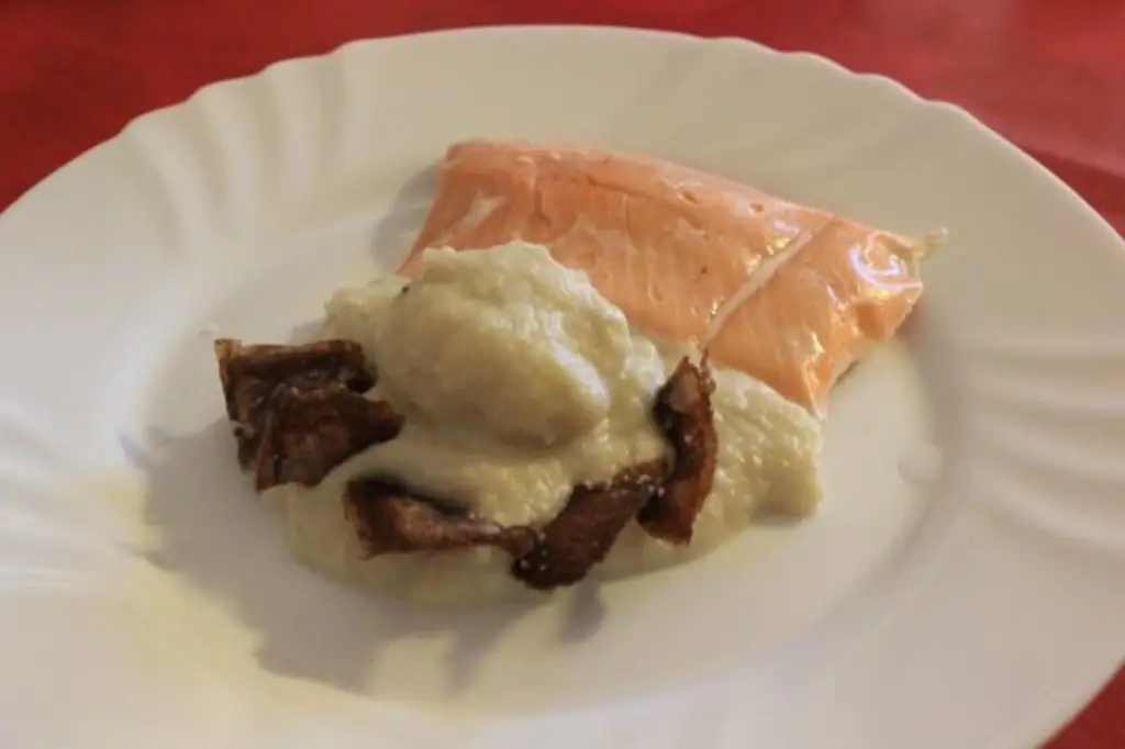 Филе лосося на креме из цветной капусты с картофельными чипсами и крошкой из мускатного ореха