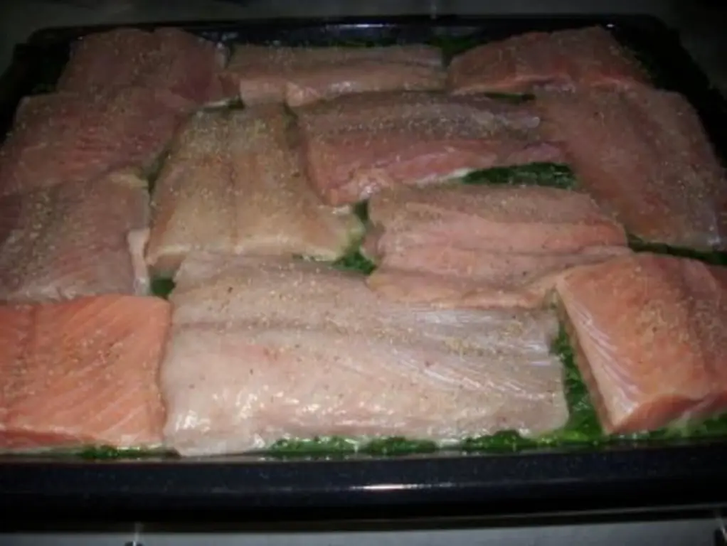 Teufelchen Лосось на подушке из шпината с голландским соусом в панировке