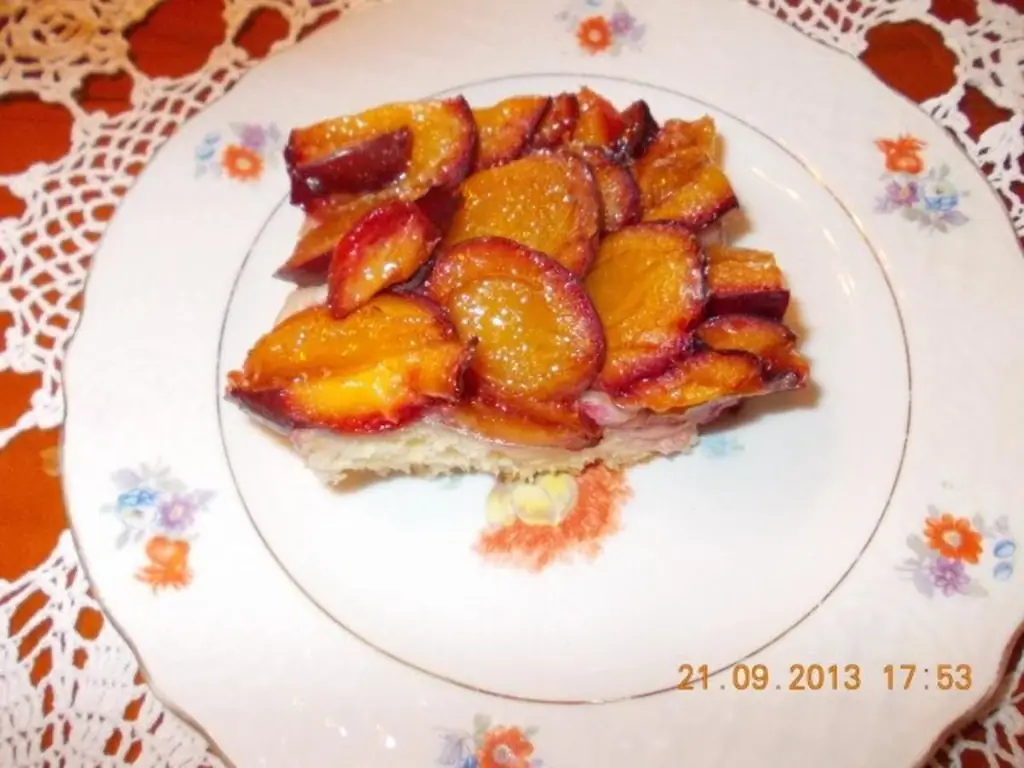 Сливовый пирог на противне с дрожжами