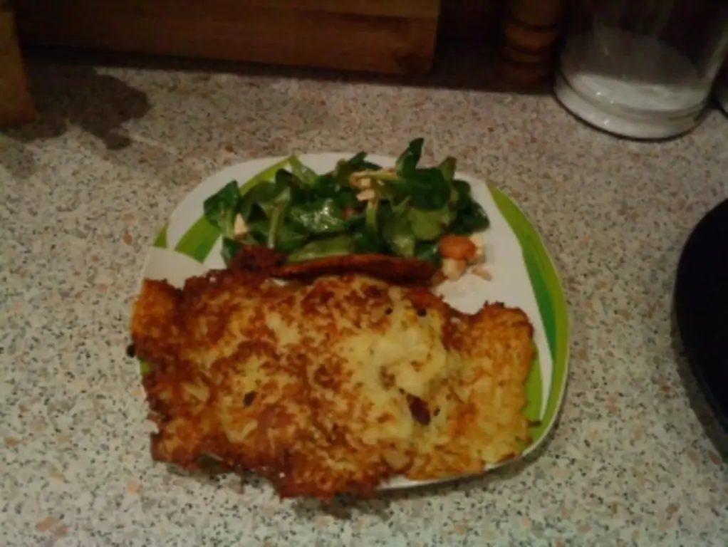 Мясной стейк, запеченный с оладьями и салатом из баранины