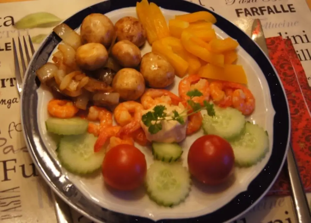 Креветочная тарелка с теплыми и холодными овощами