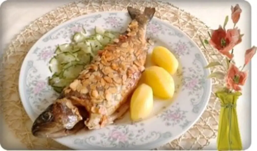 Миндальная форель с картофелем и огурцом