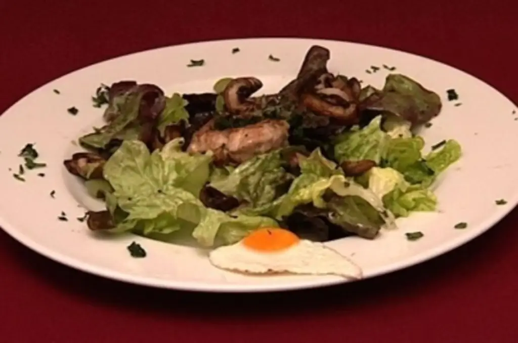 Перепелиная грудка, обжаренная до розового цвета на винном салате