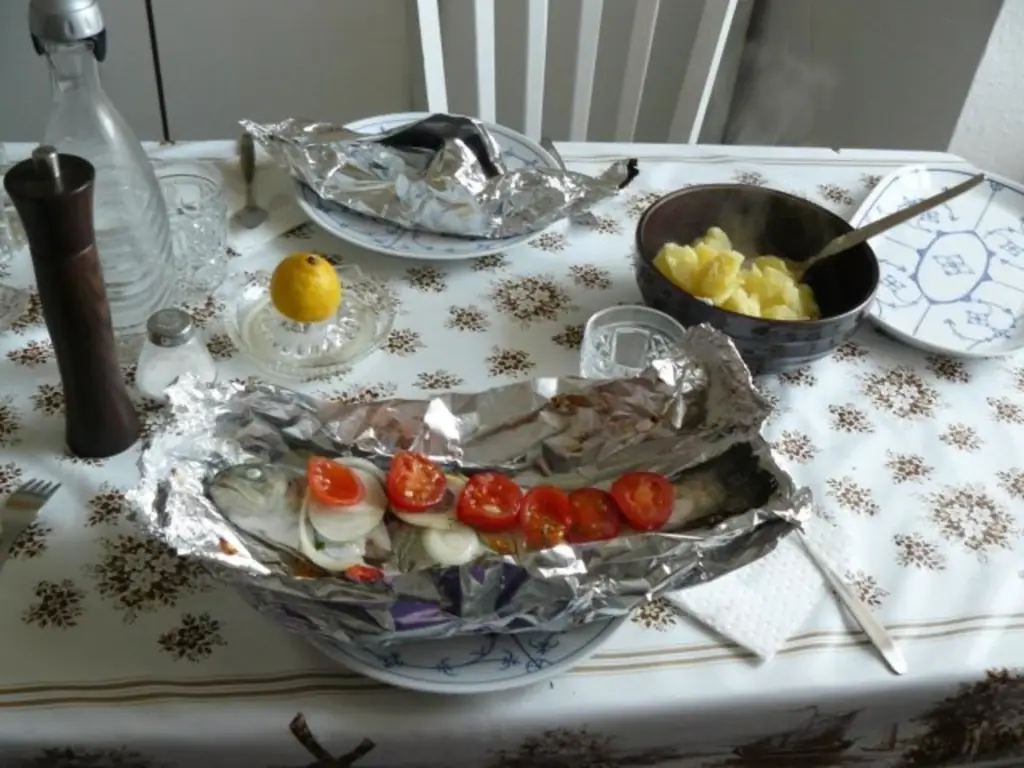 Форель, фаршированная зеленью, приготовленная в фольге