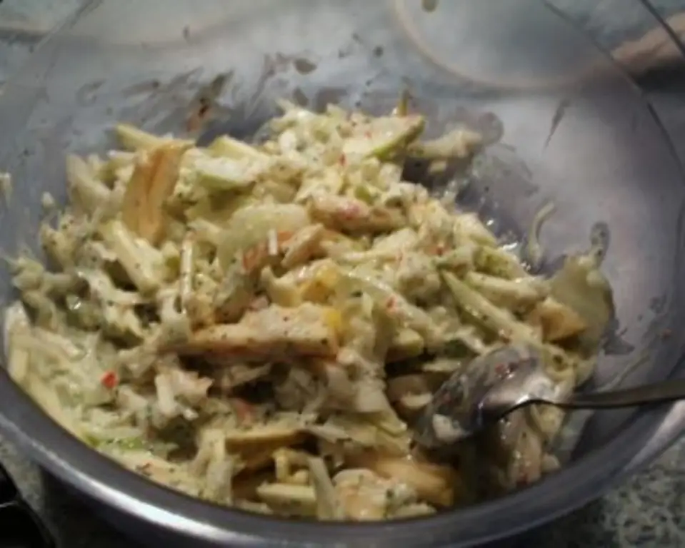 Салат луковый с яблоком