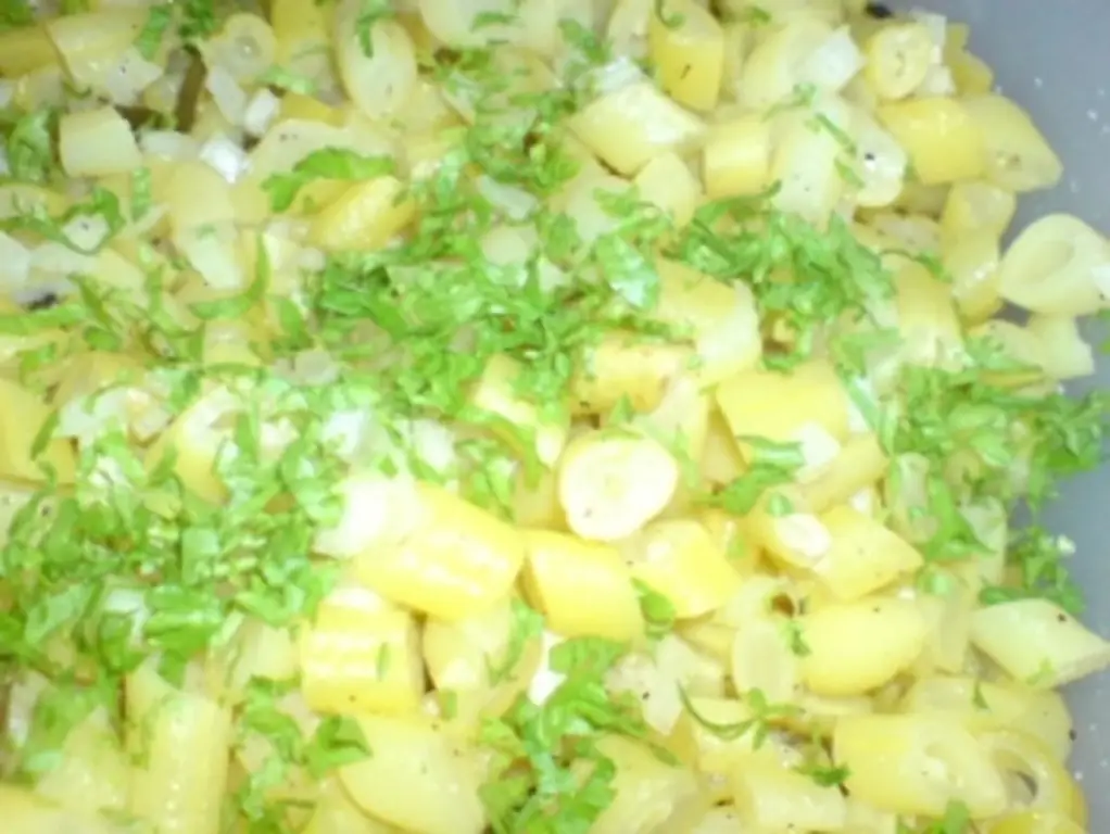 Салат из фасоли с фасолью, зеленой или желтой на ваш вкус и пикантной