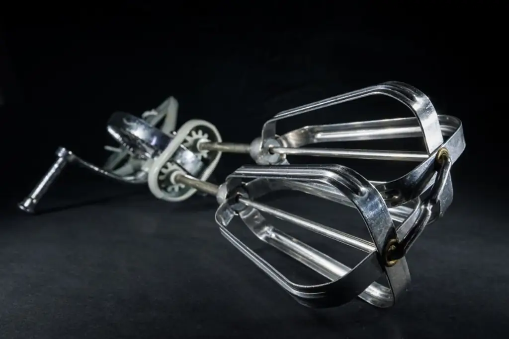 Дыня с йогуртовым соусом и ветчиной