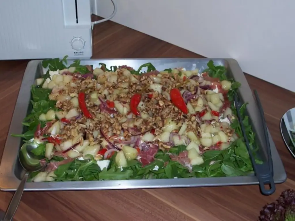 Салат из дыни и рукколы с пармской ветчиной, овечьим сыром и грецкими орехами